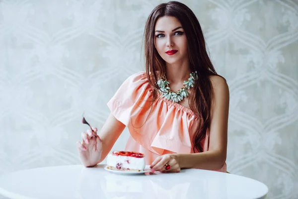 Yiung mujer comiendo pastel —  Fotos de Stock