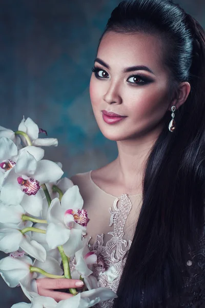 Vrouw met de bloem portret — Stockfoto