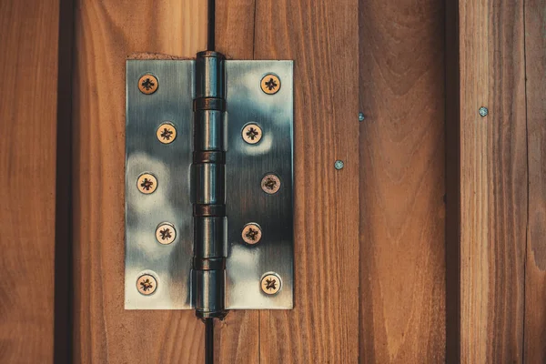 Kovový pant na dřevěné dveře — Stock fotografie