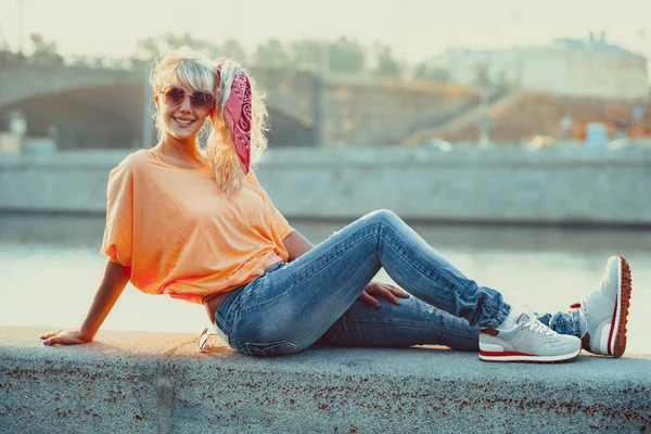 Mulher de estilo adolescente — Fotografia de Stock