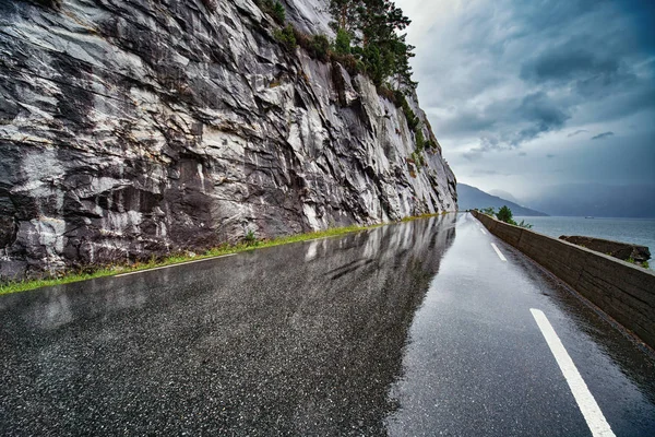 Nasse Straße in Norwegen — Stockfoto