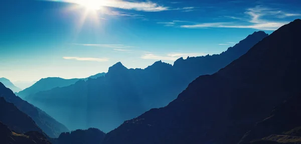 Alpes montanhas silhuetas — Fotografia de Stock