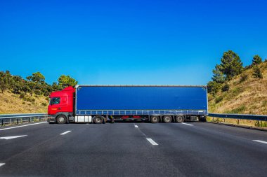 Yol boyunca büyük kamyon