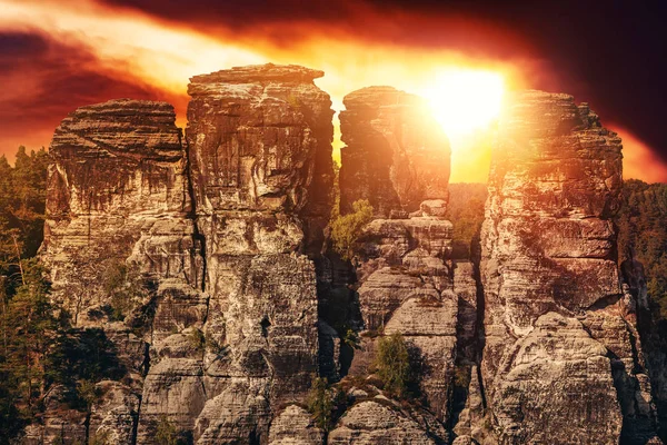 Gün batımında yüksek kayalar — Stok fotoğraf