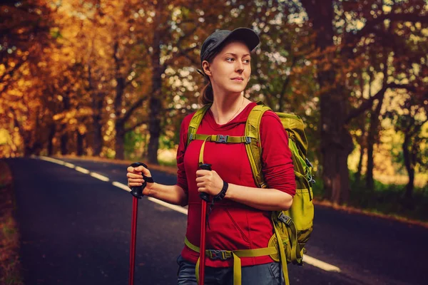 Ung kvinna turist — Stockfoto