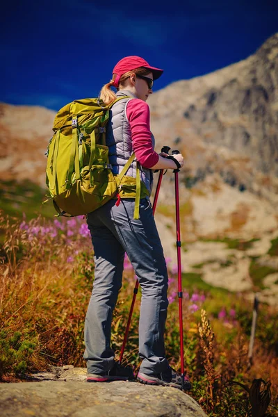 Jeune femme touriste — Photo