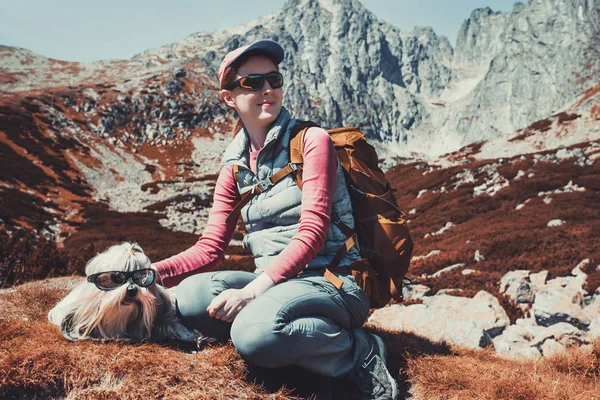 Vrouw toeristische met hond — Stockfoto