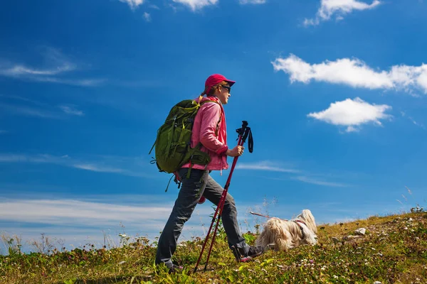 Femme touriste avec chien — Photo