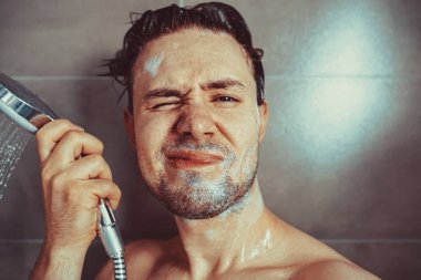 Genç adam çamaşır kafa