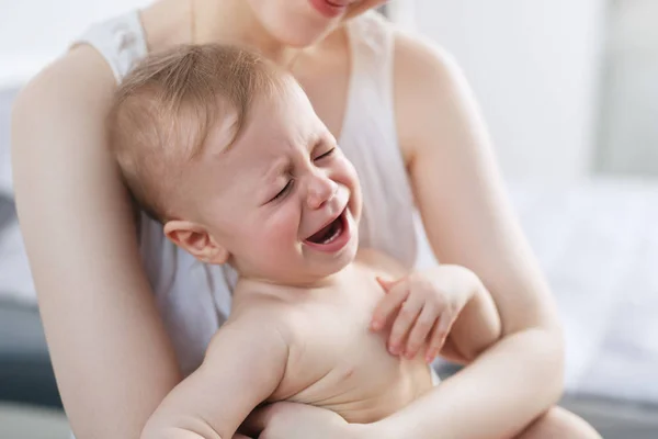 Женщина с плачущим ребенком — стоковое фото