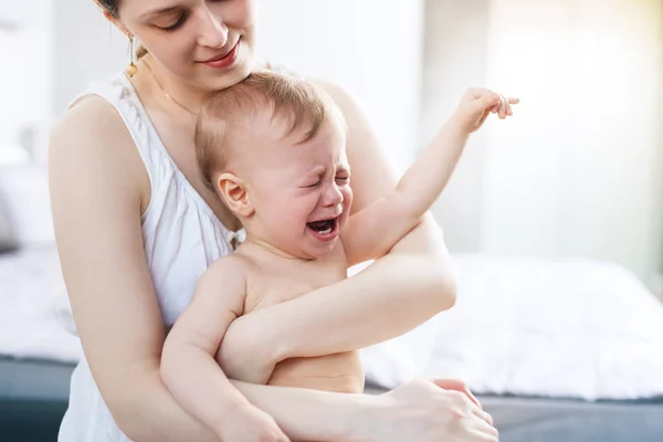 Woman with crying baby — Stock Photo, Image