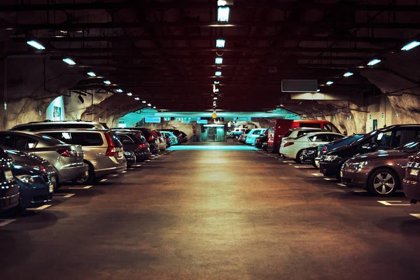 Moderne ondergrondse parkeergarage — Stockfoto