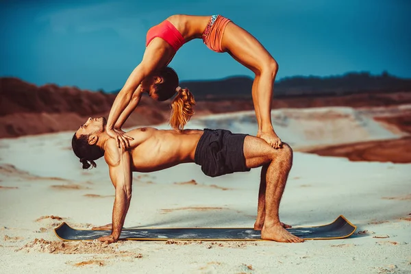 Deportes pareja estiramiento — Foto de Stock