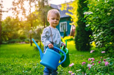 Çocuk yaz bahçesinde