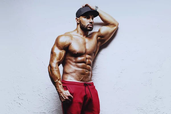 Hombre fuerte sobre fondo de pared blanco — Foto de Stock