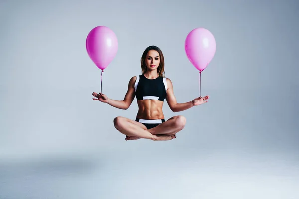 Vrouw ballon levitatie — Stockfoto