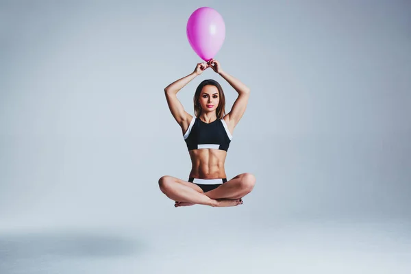 Donna palloncino levitazione — Foto Stock