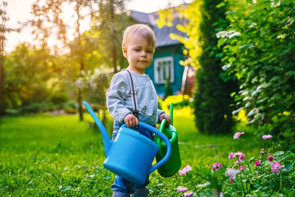Çocuk yaz bahçesinde