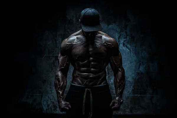 Güçlü adam vücut geliştirmeci — Stok fotoğraf
