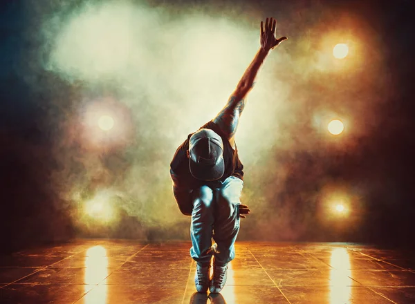 若い男が踊り — ストック写真