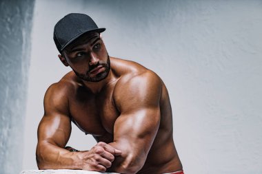 genç adam vücut geliştirmeci