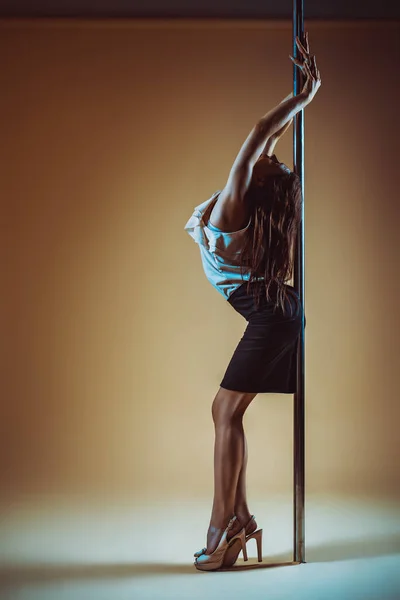 Jeune femme pole dance — Photo