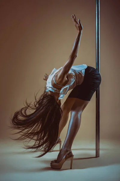 Giovane pole dance donna — Foto Stock