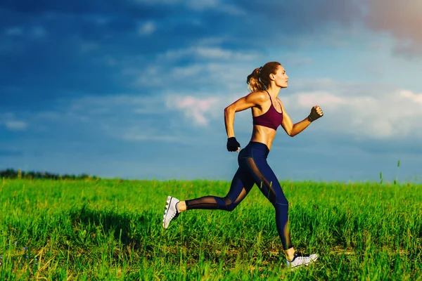 Junge schlanke Sportlerin — Stockfoto