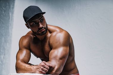 genç adam vücut geliştirmeci