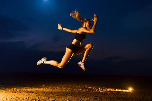 Mujer joven deportiva — Foto de Stock