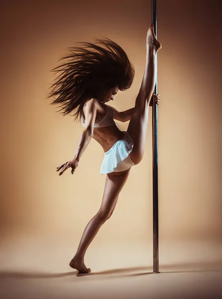 Jovem pole dança mulher — Fotografia de Stock