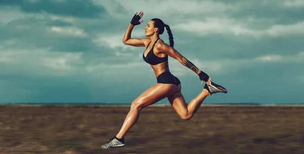 Joven mujer de deportes corriendo — Foto de Stock