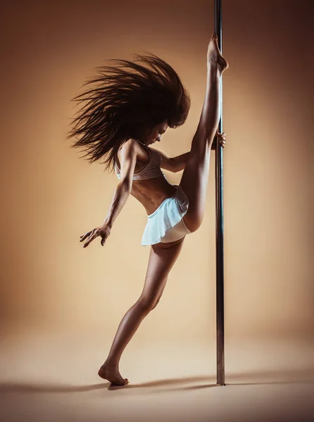 Giovane pole dance donna — Foto Stock