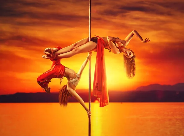 Deux femmes pole dance — Photo