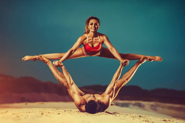 Sport paar stretching — Stockfoto