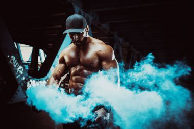 Güçlü adam vücut geliştirmeci 