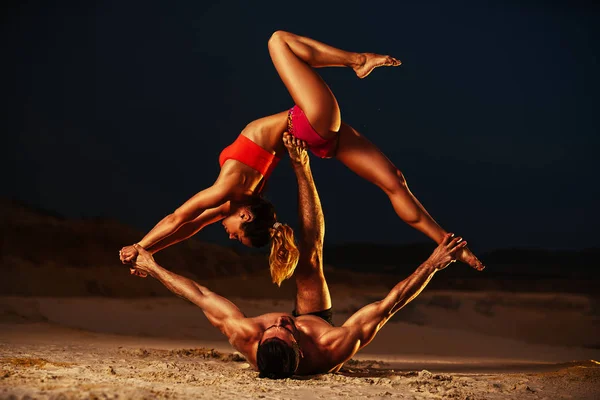 Sports couple stretching — Stock Photo, Image