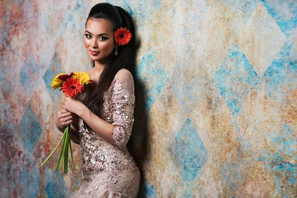 Vrouw met bloemen — Stockfoto