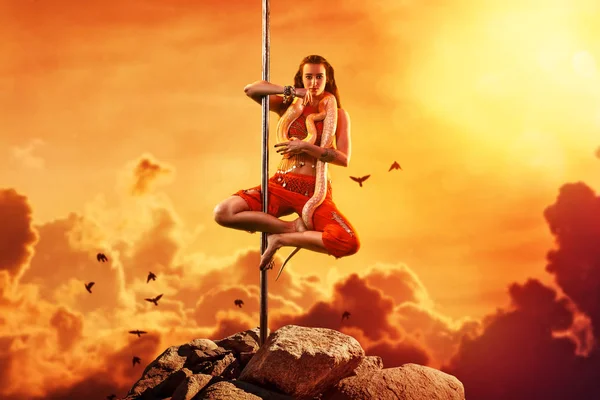 Exotic pole dancing woman — Stock Photo, Image