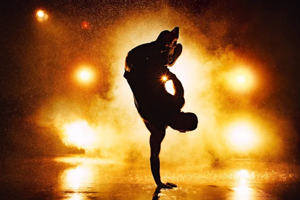 Joven hombre bailando — Foto de Stock