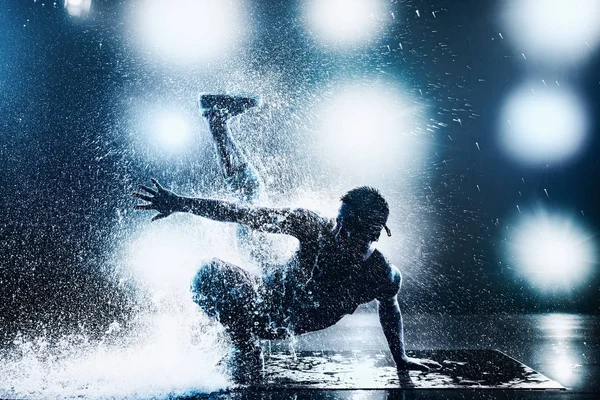 Young man dancing — Stock Photo, Image