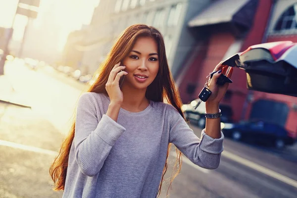 アジアの女性の車に — ストック写真