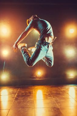 Genç adam dans ediyor.