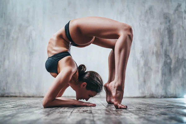 Unga yogi kvinna — Stockfoto