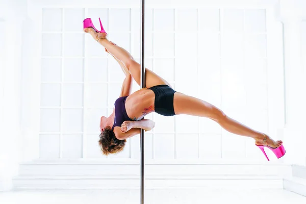 Pole dans kadın — Stok fotoğraf