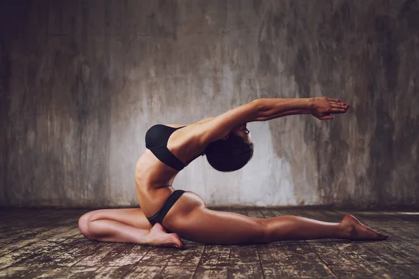 Jovem yogi mulher — Fotografia de Stock