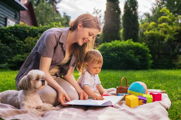 Anne ile çocuk parkı — Stok fotoğraf