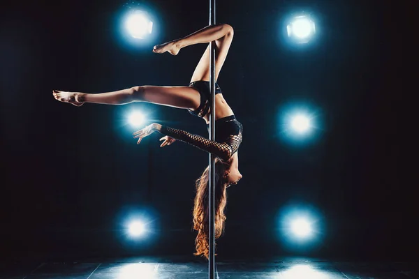 Pole dans eden kadın — Stok fotoğraf