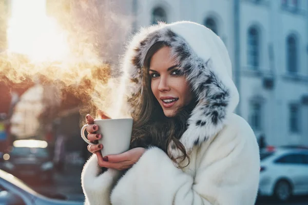Молода жінка зимовий портрет — стокове фото