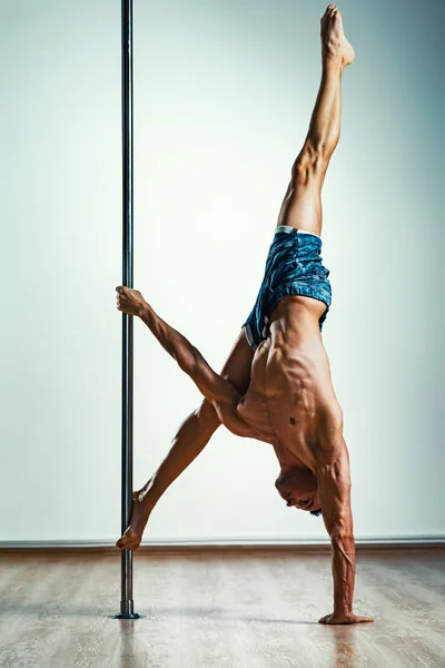 Uomo pole dance — Foto Stock